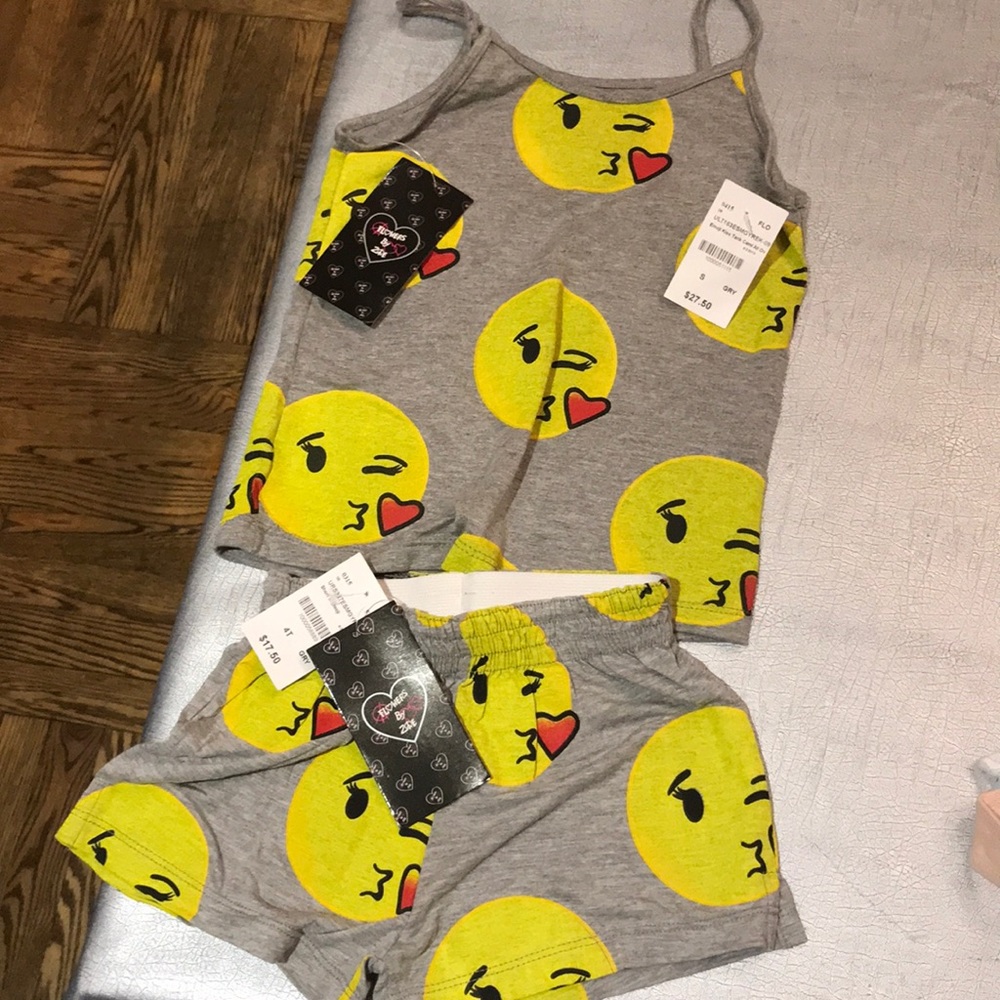 Kiss emoji shorts and tank top matching set